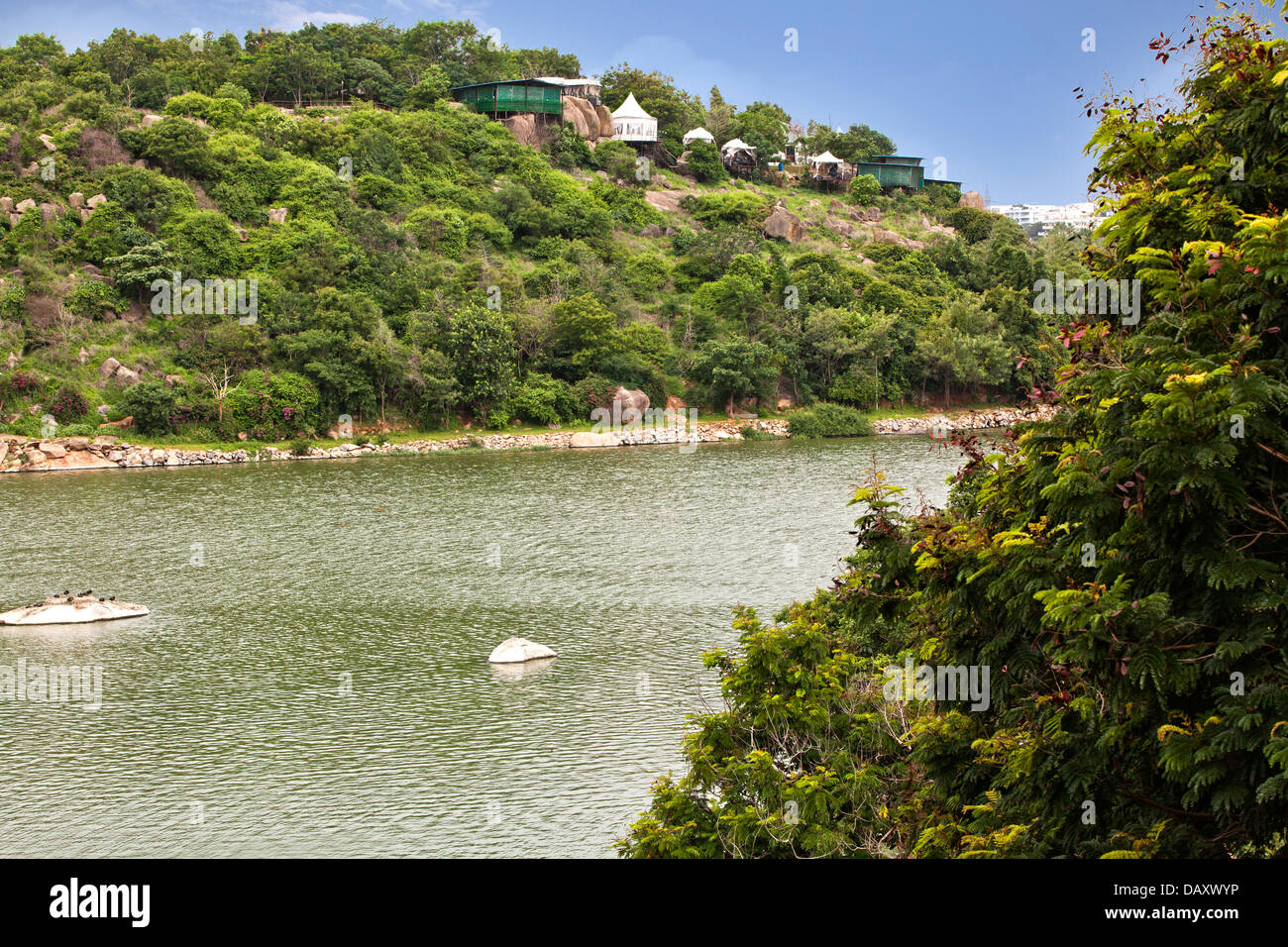 Lac entouré de collines, le lac Durgam Cheruvu, Rangareddy, Andhra Pradesh, Inde Banque D'Images