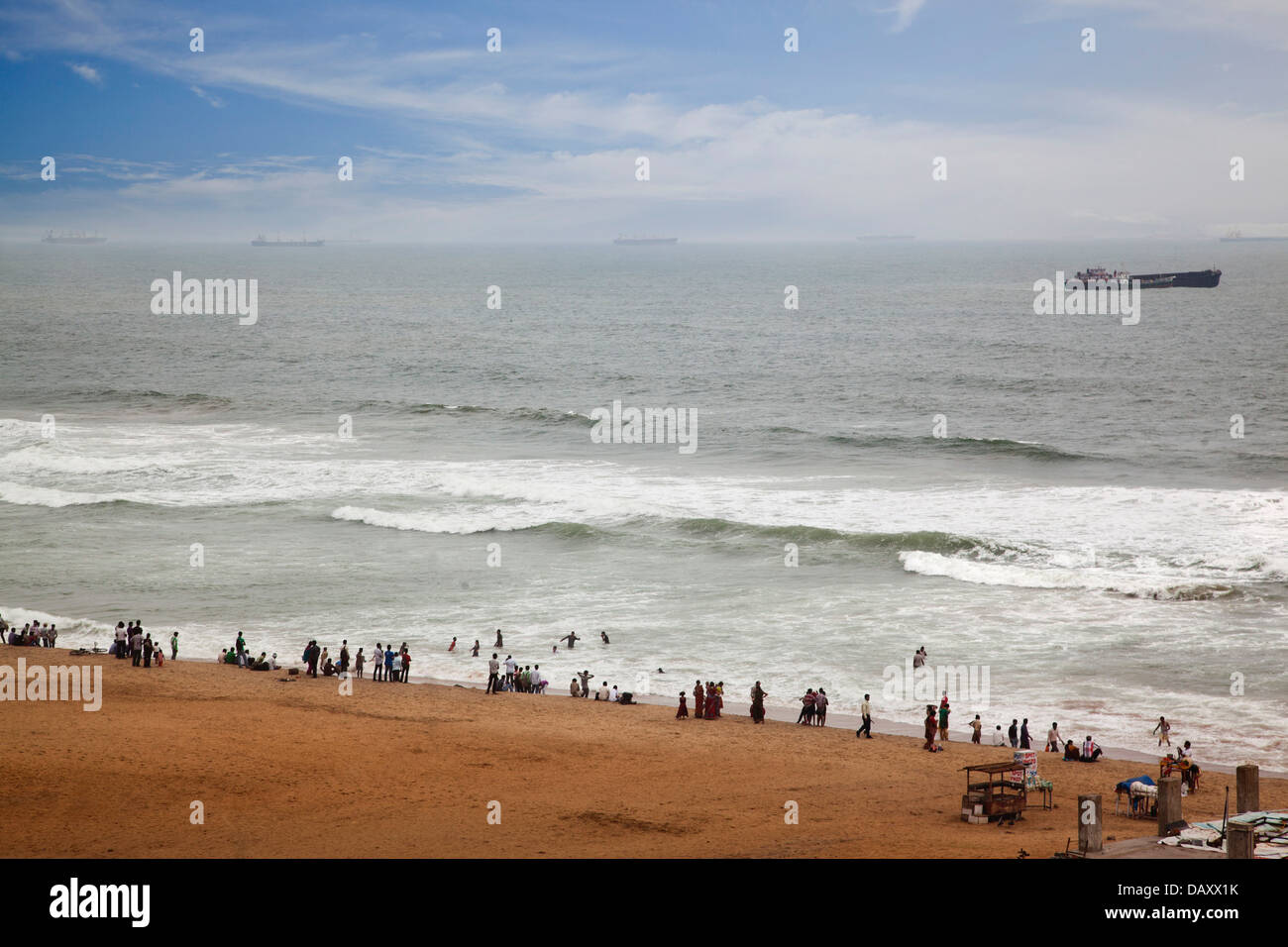 Les touristes profiter sur la plage, Visakhapatnam, Andhra Pradesh, Inde Banque D'Images