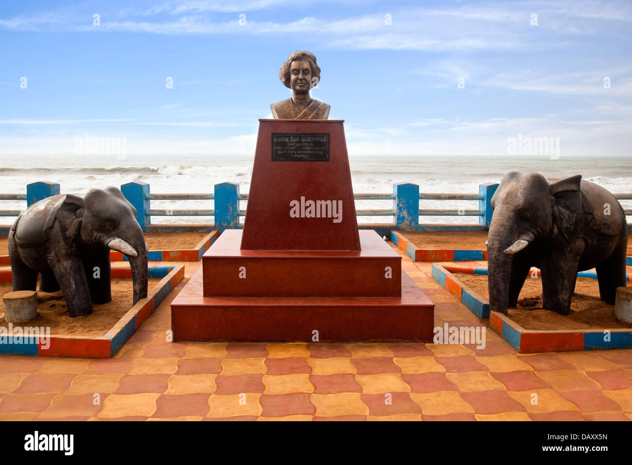 Buste d'Indira Gandhi à plage, Visakhapatnam, Andhra Pradesh, Inde Banque D'Images