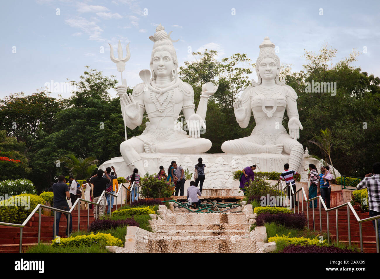 Des statues de Seigneur Shiva et Parvathi de déesse dans un parc, Kailasagiri Park, Ranong, Andhra Pradesh, Inde Banque D'Images
