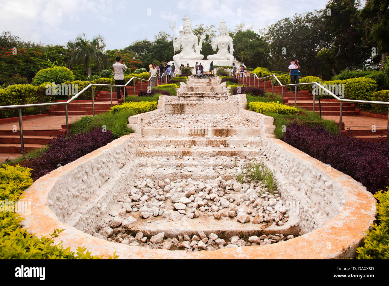 Des statues de Seigneur Shiva et Parvathi de déesse dans un parc, Kailasagiri Park, Ranong, Andhra Pradesh, Inde Banque D'Images