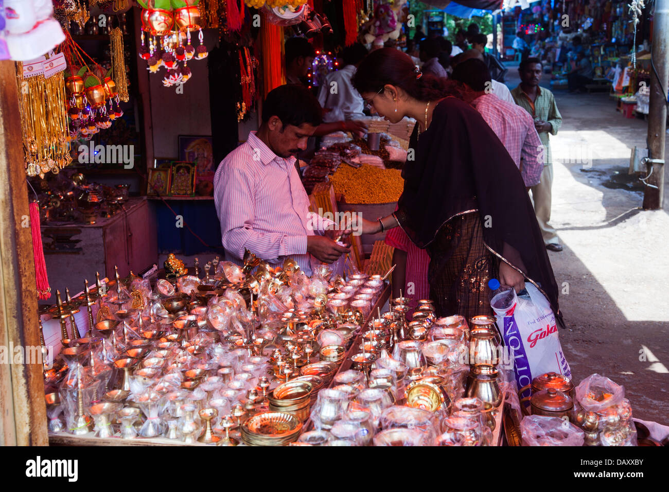 Objets religieux à vendre at a market stall, Simhachalam, Visakhapatnam, Andhra Pradesh, Inde Banque D'Images