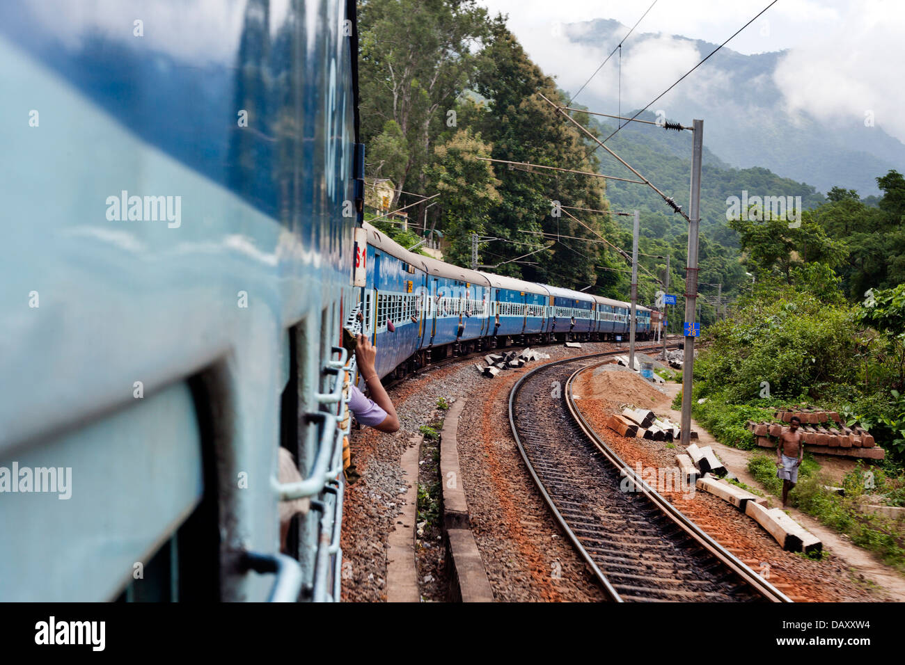 Train sur des voies de chemin de fer, Visakhapatnam, Andhra Pradesh, Inde Banque D'Images