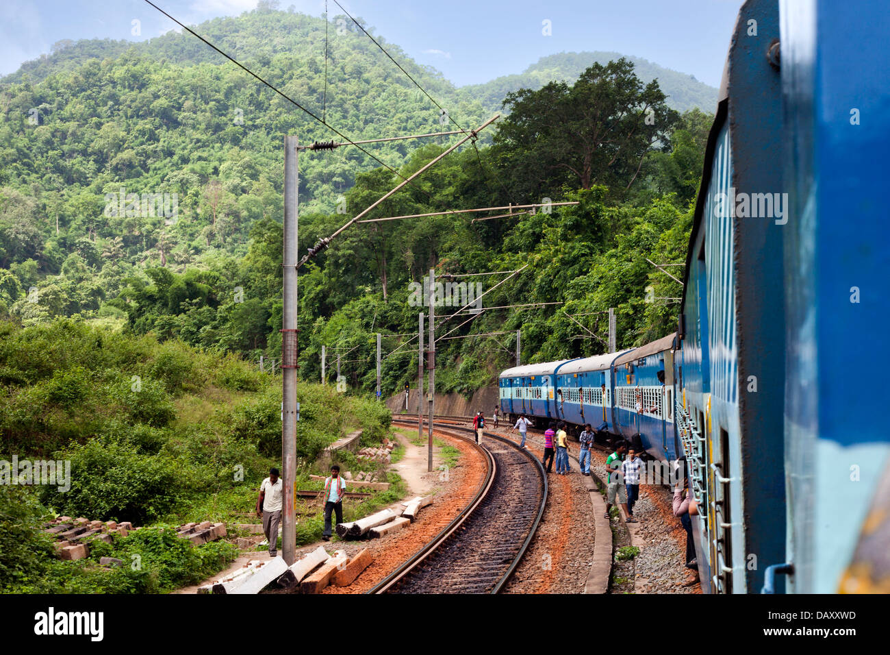 Train sur des voies de chemin de fer, Visakhapatnam, Andhra Pradesh, Inde Banque D'Images