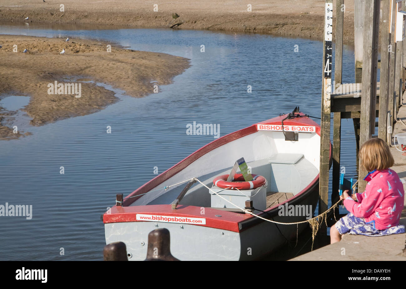 Petite fille en crabe Blakeney Quay Norfolk Angleterre Banque D'Images