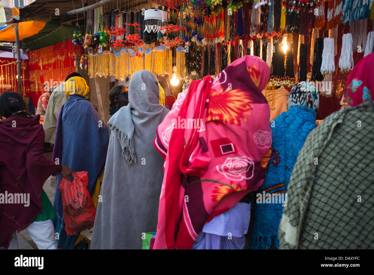 Les femmes shopping dans les étals du marché, Pushkar, Ajmer, Rajasthan, Inde Banque D'Images