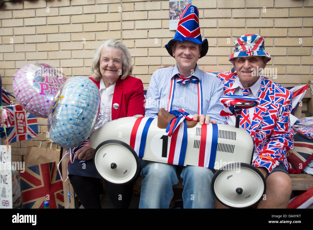 Londres, Royaume-Uni. Samedi 20 juillet 2013. Recueillir des royalistes en face de l'aile Lindo de l'Hôpital St Mary, où Kate Middleton, duchesse de Cambridge est due à l'accouchement. Certains ont fait du camping, et ce pour une durée maximale de deux semaines avant la future naissance de l'enfant royal. Crédit : Michael Kemp/Alamy Live News Banque D'Images