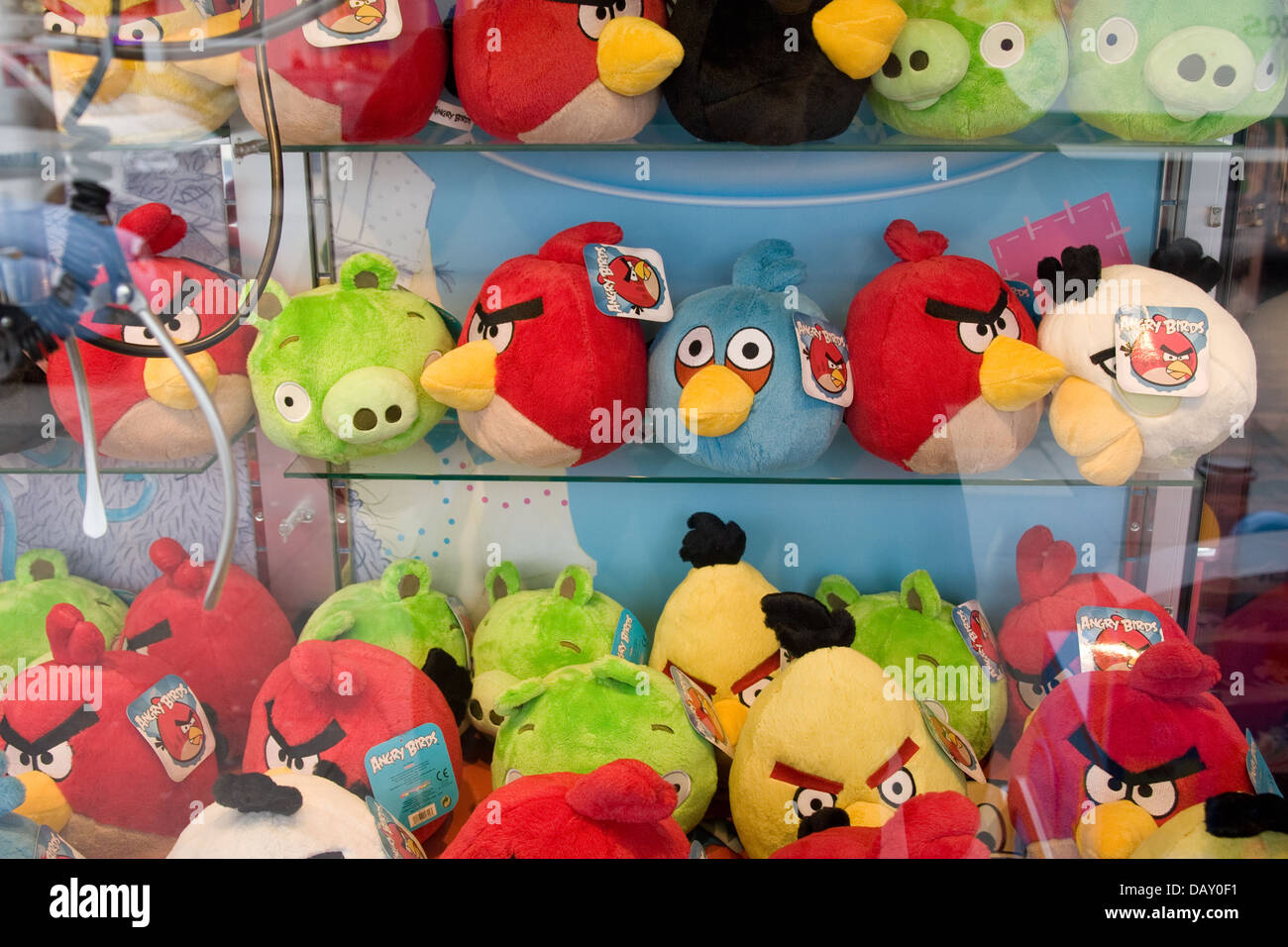 Angry Oiseaux jouets dans la Machine à Pince en station de jeux électroniques en Angleterre Banque D'Images