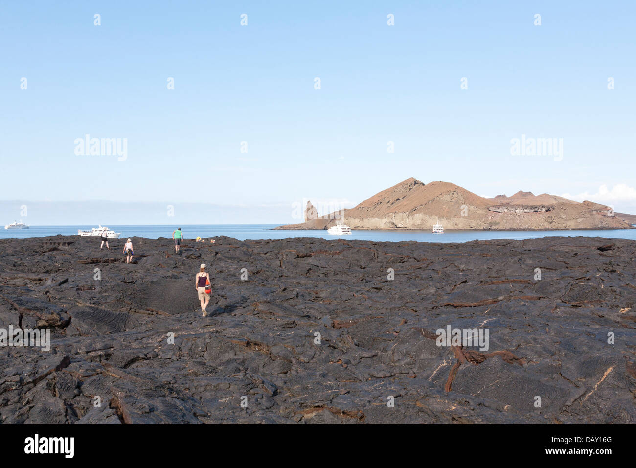 Pinnacle Rock, vu de l'île de Santiago, la pierre de lave, Sullivan Bay, l'île de Santiago, îles Galapagos, Equateur Banque D'Images