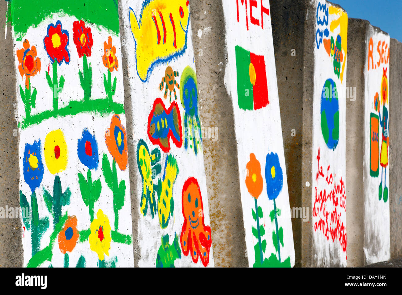 D'art des enfants peints sur la marina de Vila Franca do Campo, Açores, Portugal. Banque D'Images