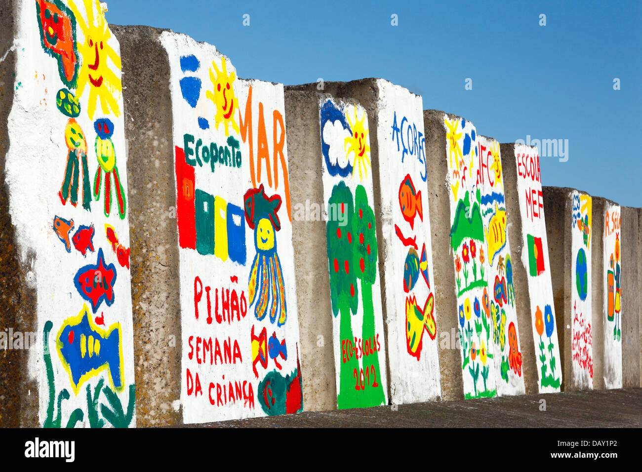 D'art des enfants peints sur la marina de Vila Franca do Campo, Açores, Portugal. Banque D'Images