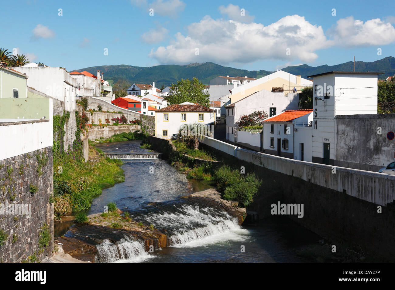 Léger courant d'eau passant à travers la ville de Ribeira Grande. L'île de São Miguel, Açores, Portugal. Banque D'Images