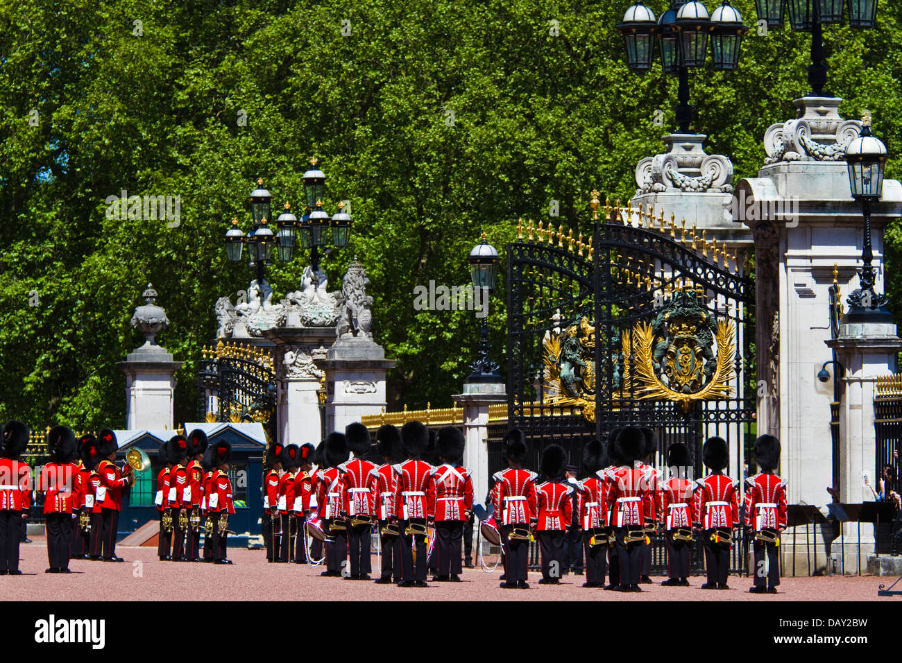 Relève de la garde cérémonie tenue dans l'enceinte du palais de Buckingham, Londres Banque D'Images