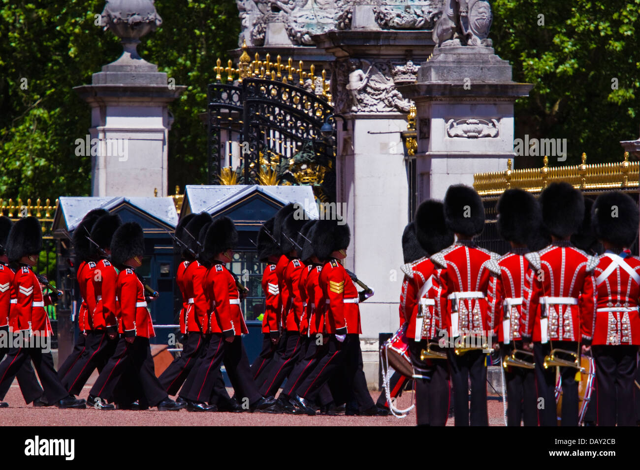 Relève de la garde cérémonie tenue dans l'enceinte du palais de Buckingham, Londres Banque D'Images