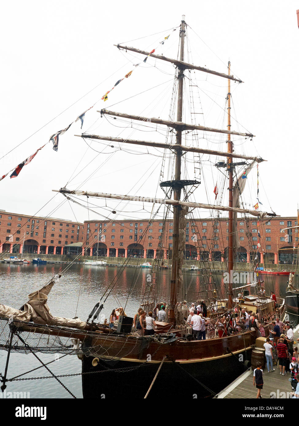 Liverpool, Royaume-Uni. 20 juillet, 2013. Albert Dock s'anime une fois de plus pour le plateau oscillant et flambage magouilles comme le Festival annuel Pirate Liverpool retourne Crédit : brinkstock/Alamy Live News Banque D'Images