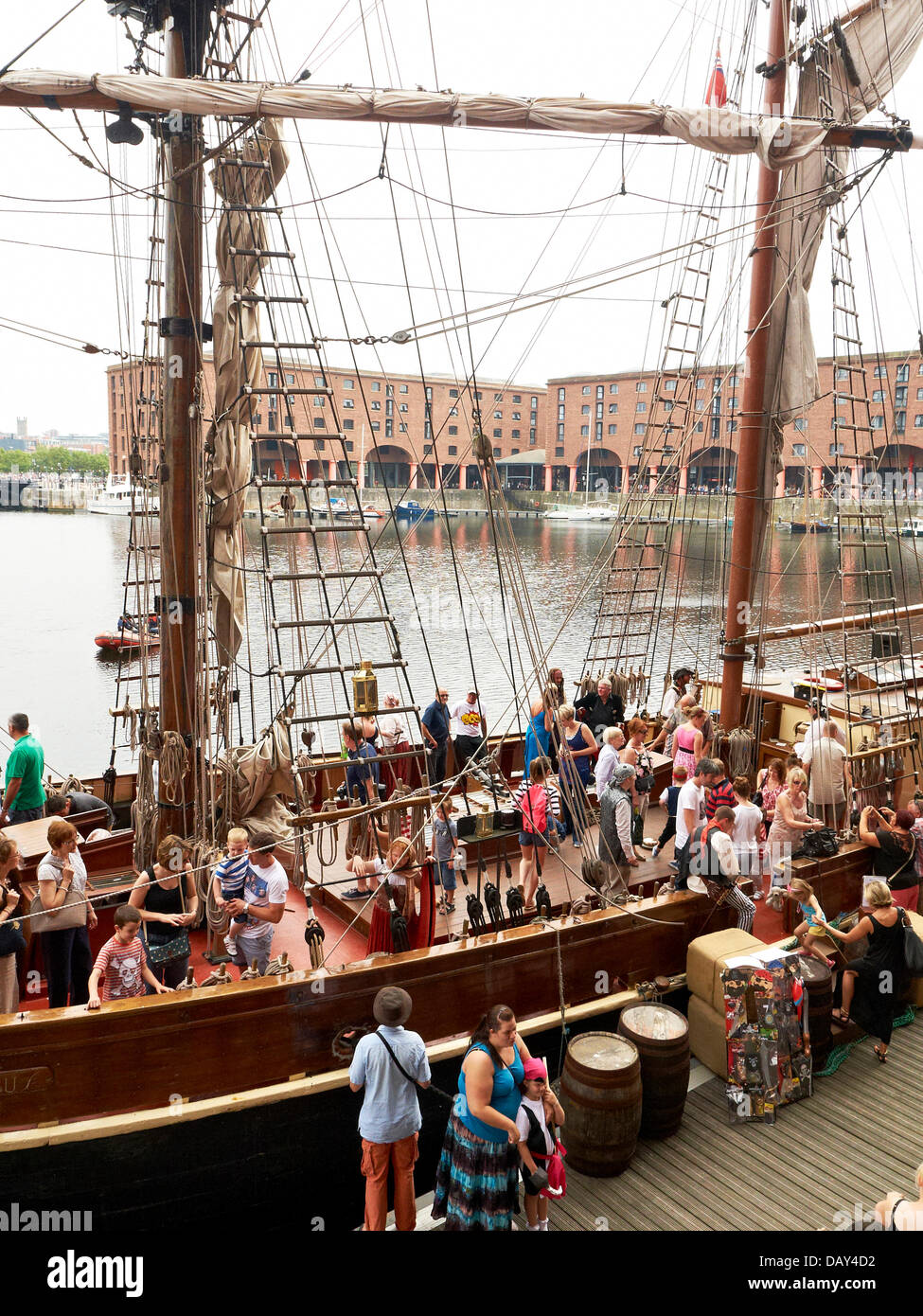Albert Dock prend vie une fois de plus à l'oscillation de flambage et de Skullduggery comme le Liverpool Pirate Festival retuns annuel. Banque D'Images