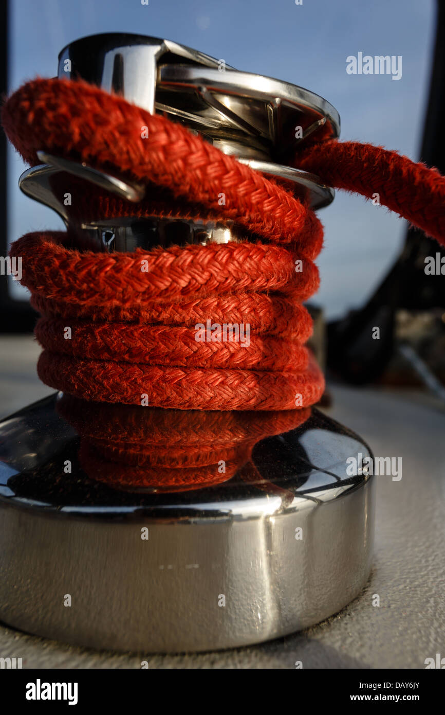 Close-up de voilier poulie, winch et taquet avec corde rouge pour le contrôle de la voile Banque D'Images