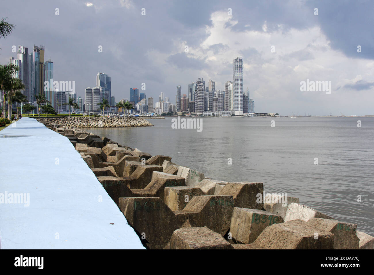 Brise-lames de la jetée de la Cinta Costera de Panama City, avec des gratte-ciel de la ville moderne en arrière-plan et la baie. Banque D'Images