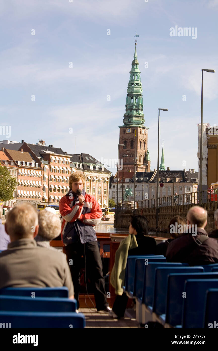 Canal Boat Tours offre un angle différent sur la ville de Copenhague, au Danemark. Banque D'Images