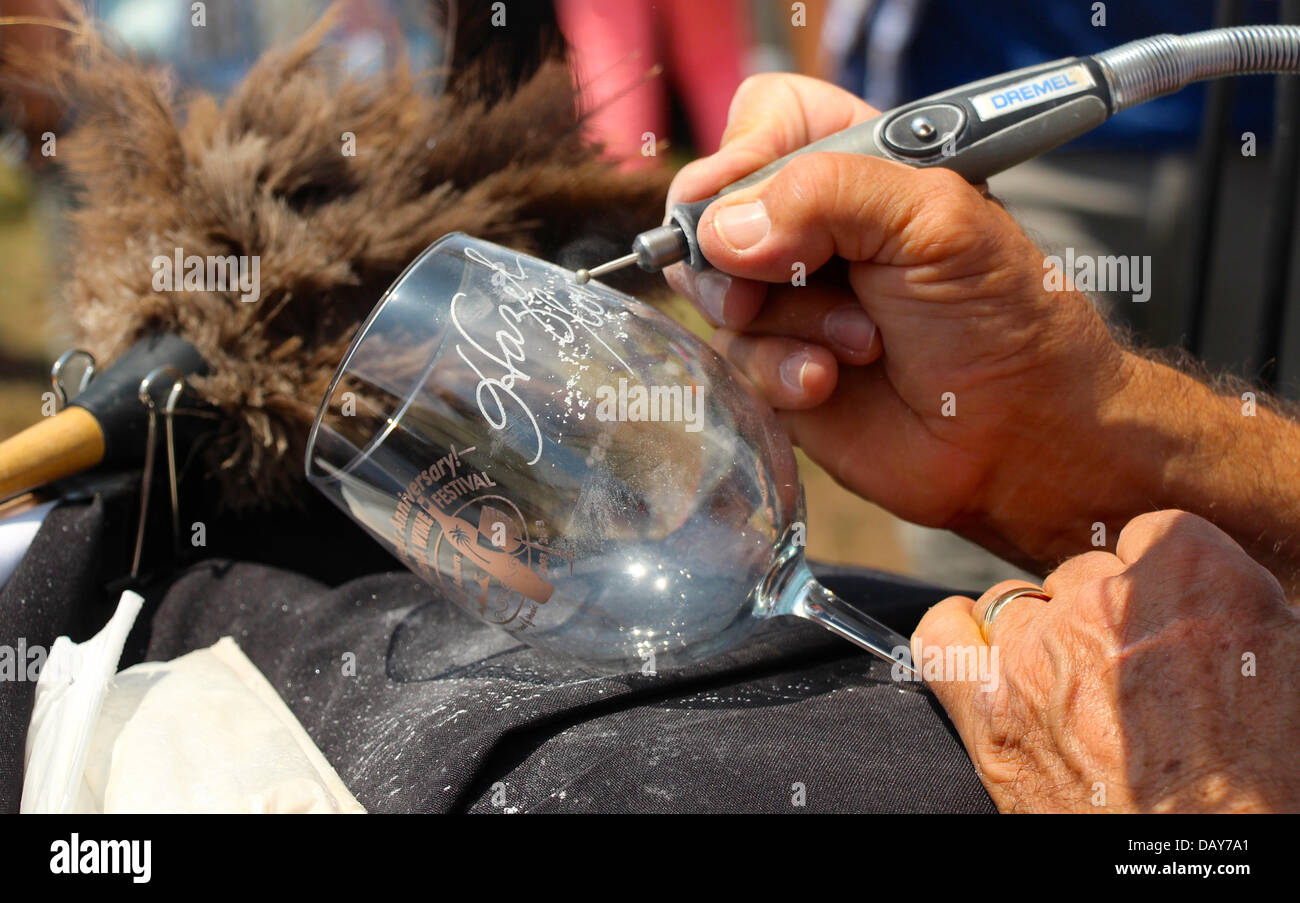 20 juillet 2013 La 10e édition du Festival du vin de Californie qui a eu lieu à Santa Barbara, en Californie, avec plus de 250 vins et bières artisanales. Présence Hazel reçoit gratuitement un verre de vin la gravure. Banque D'Images