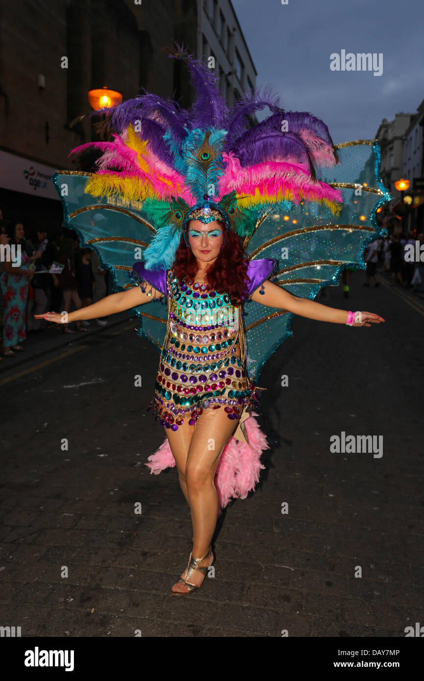 Liverpool, Royaume-Uni. 20 juillet, 2013. Le plus grand Festival & UKs brésilien Samba Carnival a eu lieu le samedi, 21 juillet 2013. Bandes de Samba du monde entier ont enfilé leurs costumes pour l'événement et la route était bordée par des milliers à travers le centre-ville qui souhaitent assister à l'événement annuel. Crédit : Christopher Middleton/Alamy Live News Banque D'Images