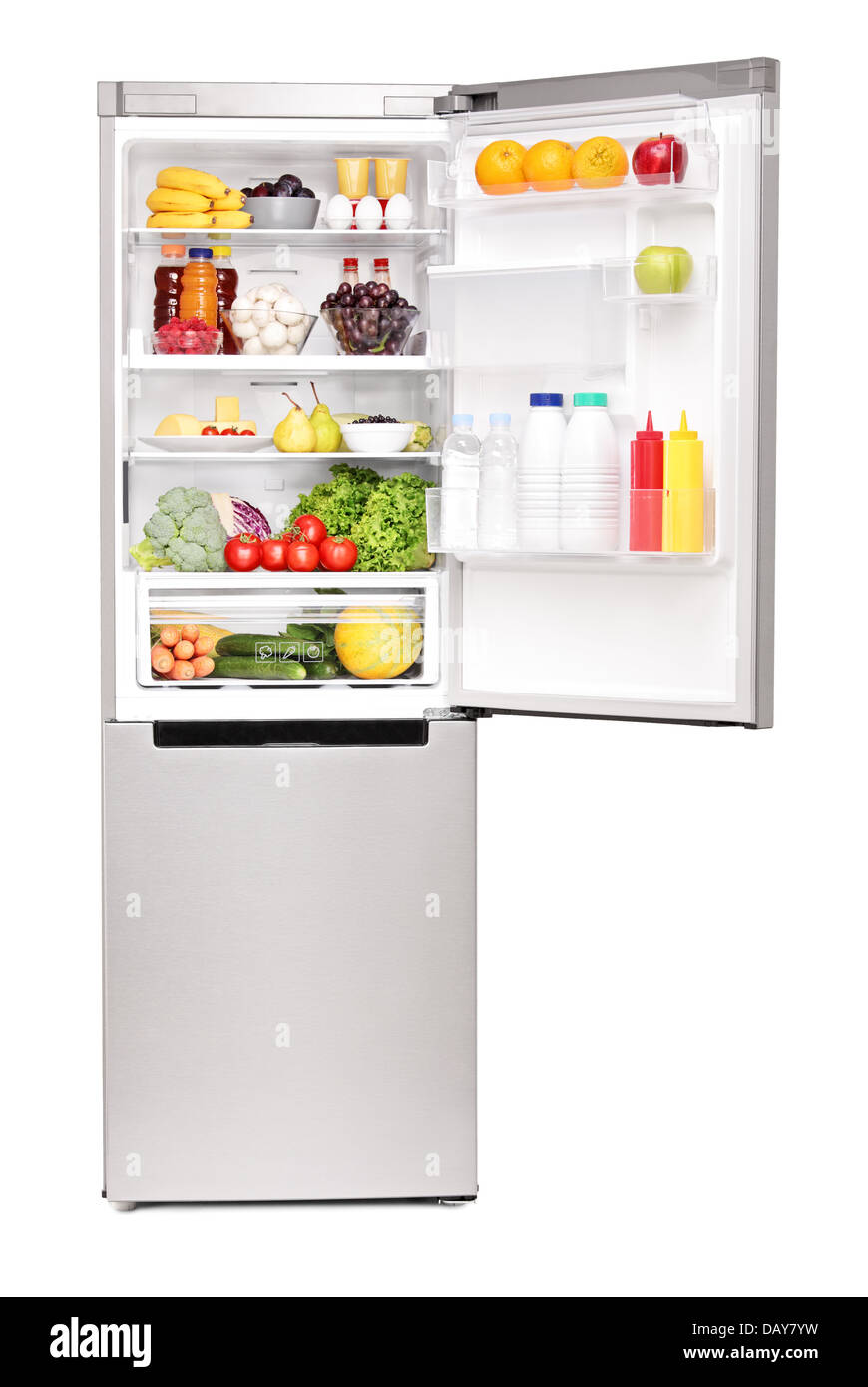 Studio shot of un réfrigérateur plein de produits alimentaires sains Banque D'Images