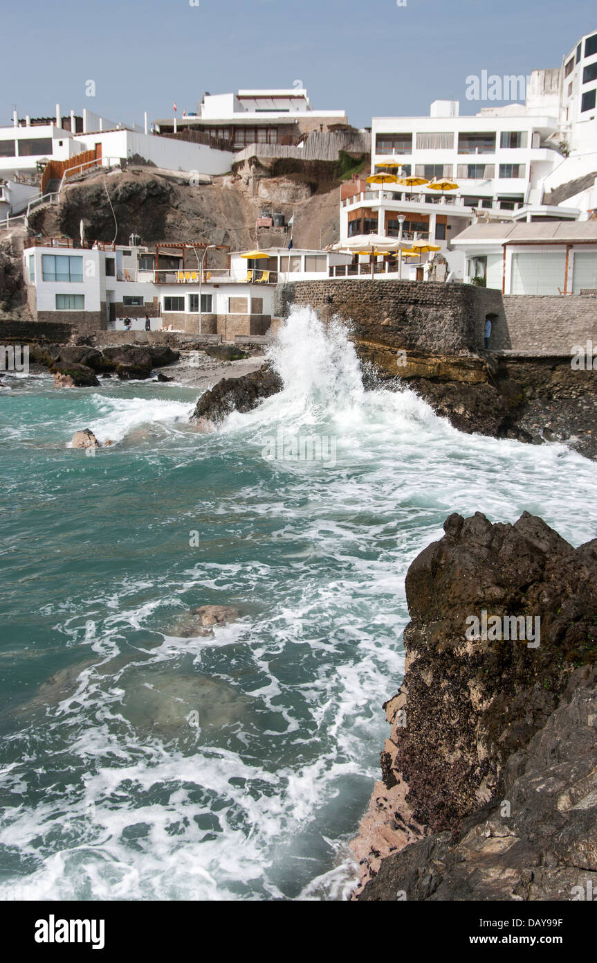 Plage de San Bartolo dans la province de Lima . Le Pérou. Banque D'Images