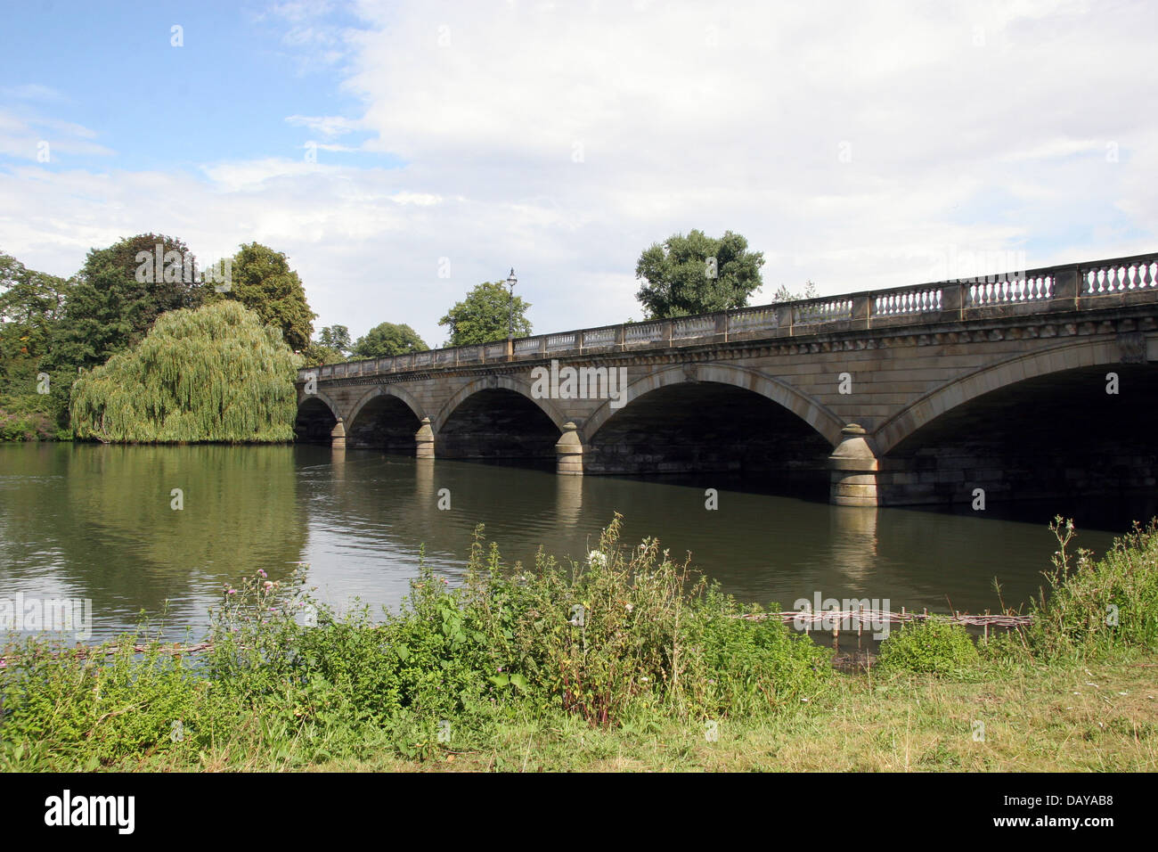 Le pont reliant Serpentine de Hyde Park et Kensington Gardens, Londres, Angleterre Banque D'Images