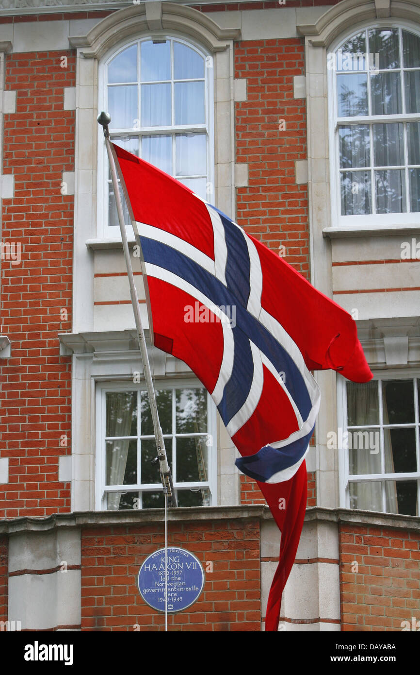 Battant pavillon norvégien à l'extérieur de l'Ambassade de Norvège, Londres, Angleterre Banque D'Images