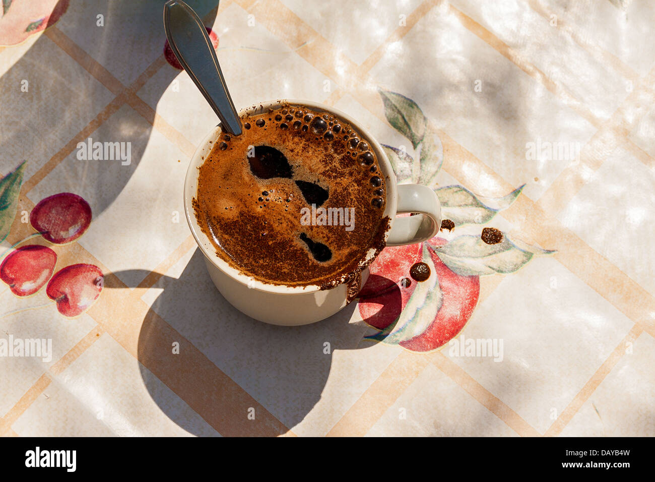 Tasse de café noir avec cuillère sur toile board Banque D'Images