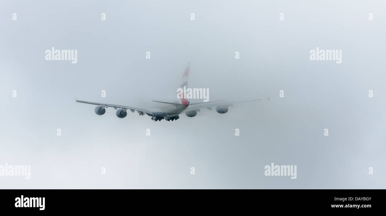 British Airways Airbus A380 décolle de l'aéroport Manston Kent. Entre les nuages bas sur le départ. Banque D'Images