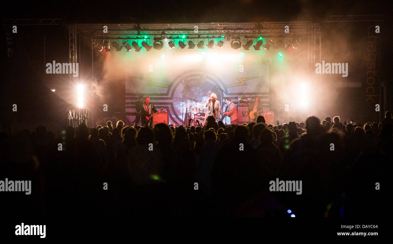 Oakhampton, Royaume-Uni. 20 juillet, 2013. Bob Geldof, vêtu d'un costume de crocodile faux, effectue avec the Boomtown Rats à Chagstock, un petit festival de musique près de Okehampton, Devon. Le sold out cas vu festivaliers profitant du temps chaud et ensoleillé que le panier a UK a récemment. Le Met Office a dévalorisé le niveau d'alerte de canicule, mais les températures devraient augmenter de nouveau au cours de la semaine prochaine. 20 Juillet 2013 Crédit : Adam Gasson/Alamy Live News Banque D'Images