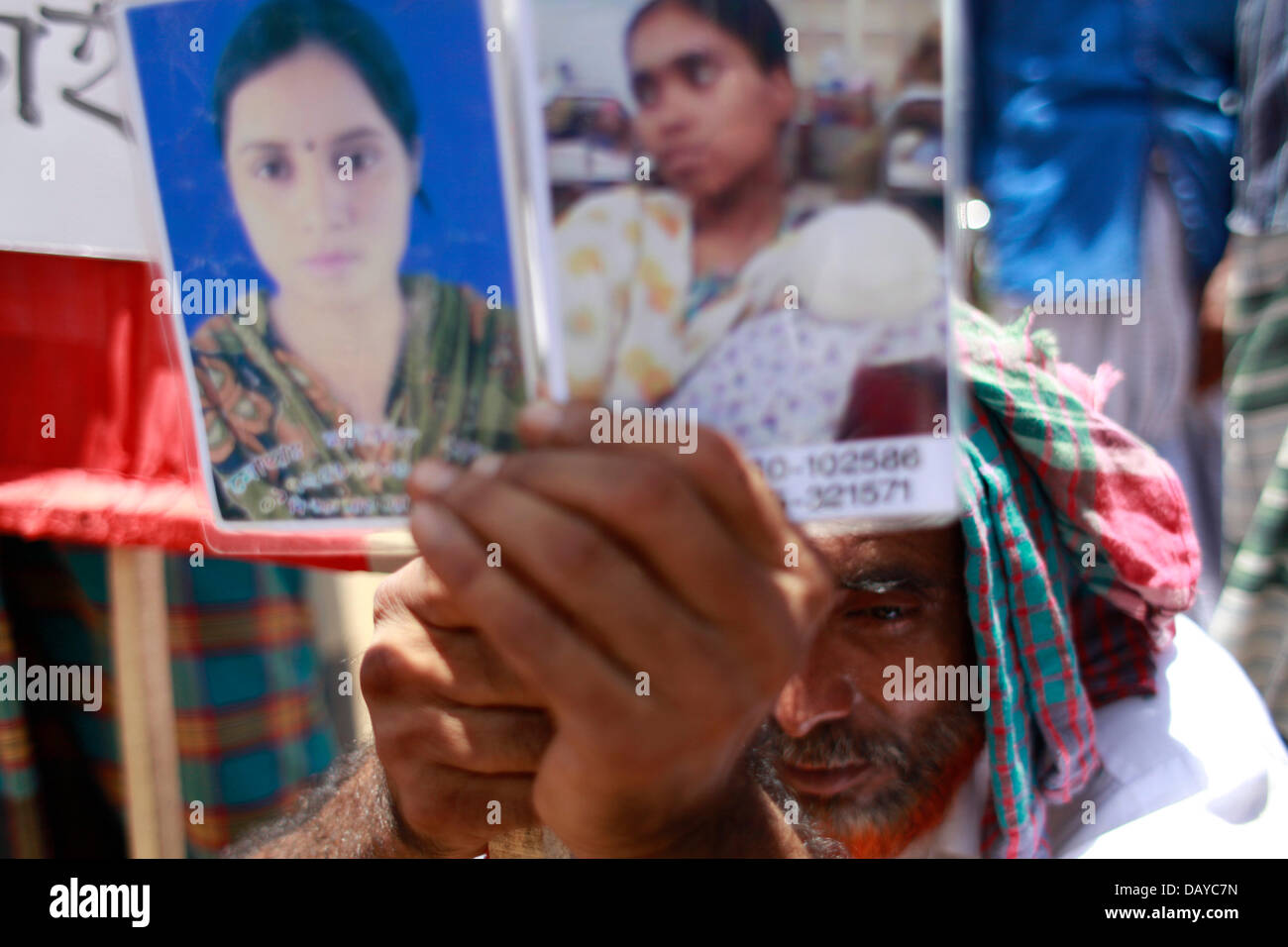 Dhaka, Bangladesh. 21 juillet, 2013. Père d'un remorquer les femmes qui ont perdu la vie dans l'accident du Rana plaza, il n'a toujours pas trouver son doughter de remorquage. Il frappe porte à porte, mais vous n'avez pas trouvé de réponse. Les travailleurs du vêtement au Bangladesh, les activistes, et parents mars dans la rue avec un faux cercueil devant la fabrique de vêtements du Bangladesh (BGMEA et exportateurs) office de tourisme à Dhaka le 21 juillet 2013. Zakir Hossain Chowdhury Crédit : zakir/Alamy Live News Banque D'Images