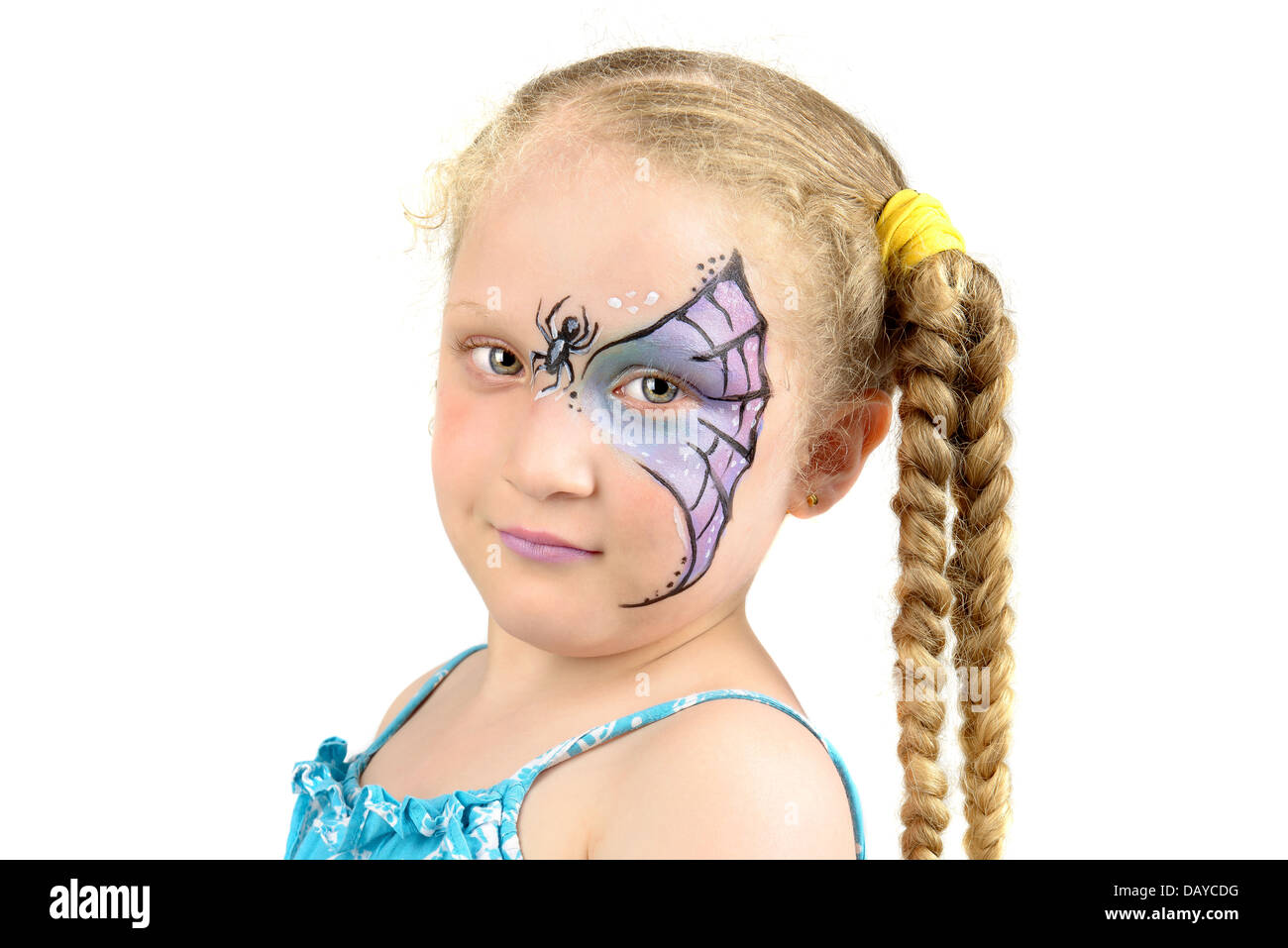 Belle jeune fille au visage peint avec une toile d'araignée Banque D'Images