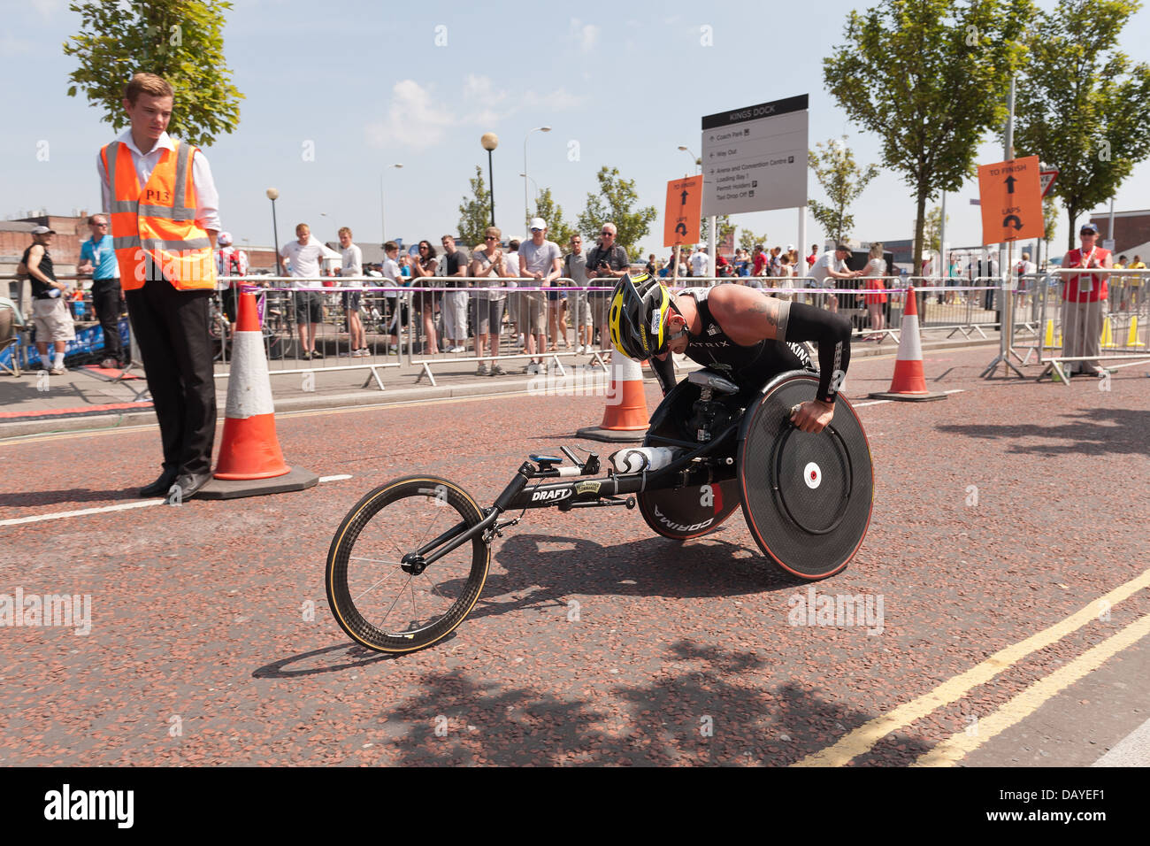 Para triathlon Tri-1 séries nationales à Liverpool docks vainqueur Phil Hogg Joseph Townsend deuxième super monter les athlètes masculins Banque D'Images