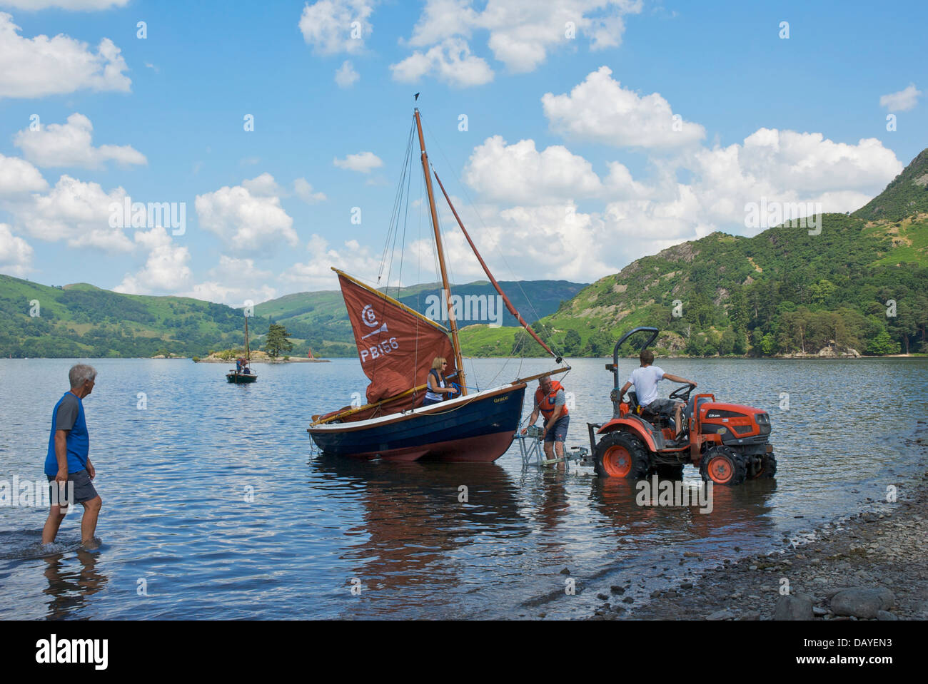Le transport de bateau à voile sur la remorque, Glenridding Sailing Club, Ullswater, Lake District, Cumbria, Angleterre, Royaume-Uni Banque D'Images