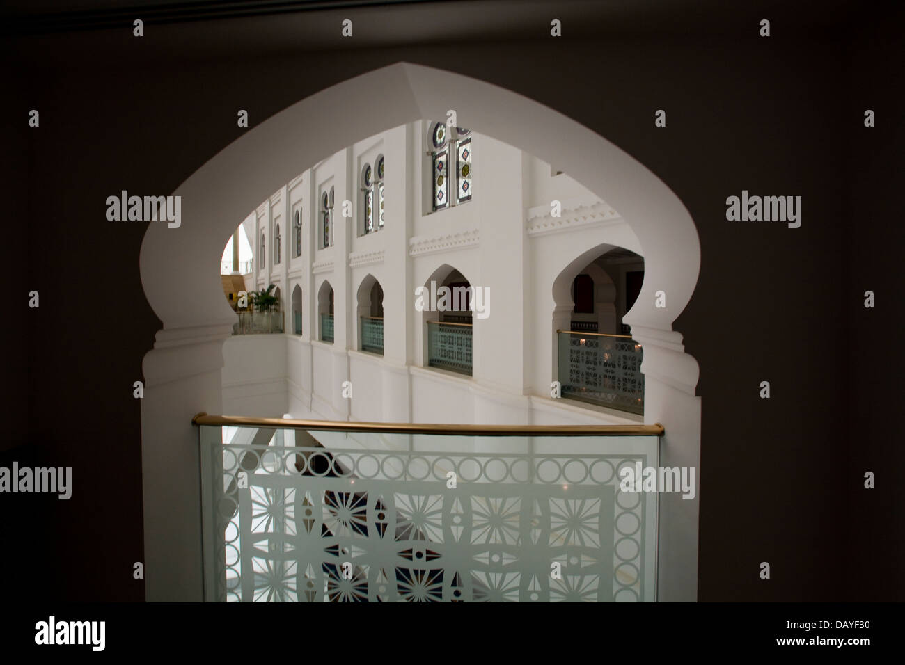 Un thème néo-arabe se ressent partout l'opulent "sept étoiles", Burj al-Arab à Dubaï, Émirats arabes unis Banque D'Images