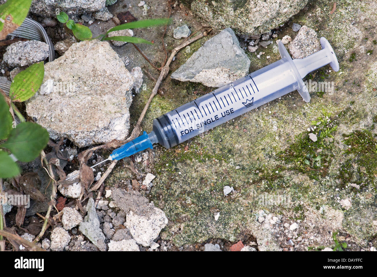 Les seringues hypodermiques trouvés sur le terrain de l'usage de drogues illicites Banque D'Images