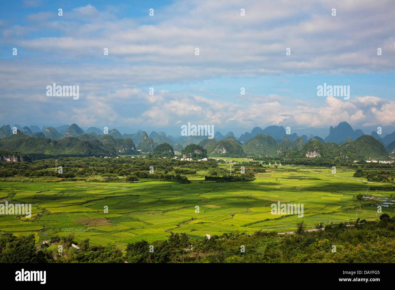 La belle campagne de Guilin, montrant le riz de fermes et de montagnes karstiques. Région autonome Zhuang du Guangxi, Chine Banque D'Images