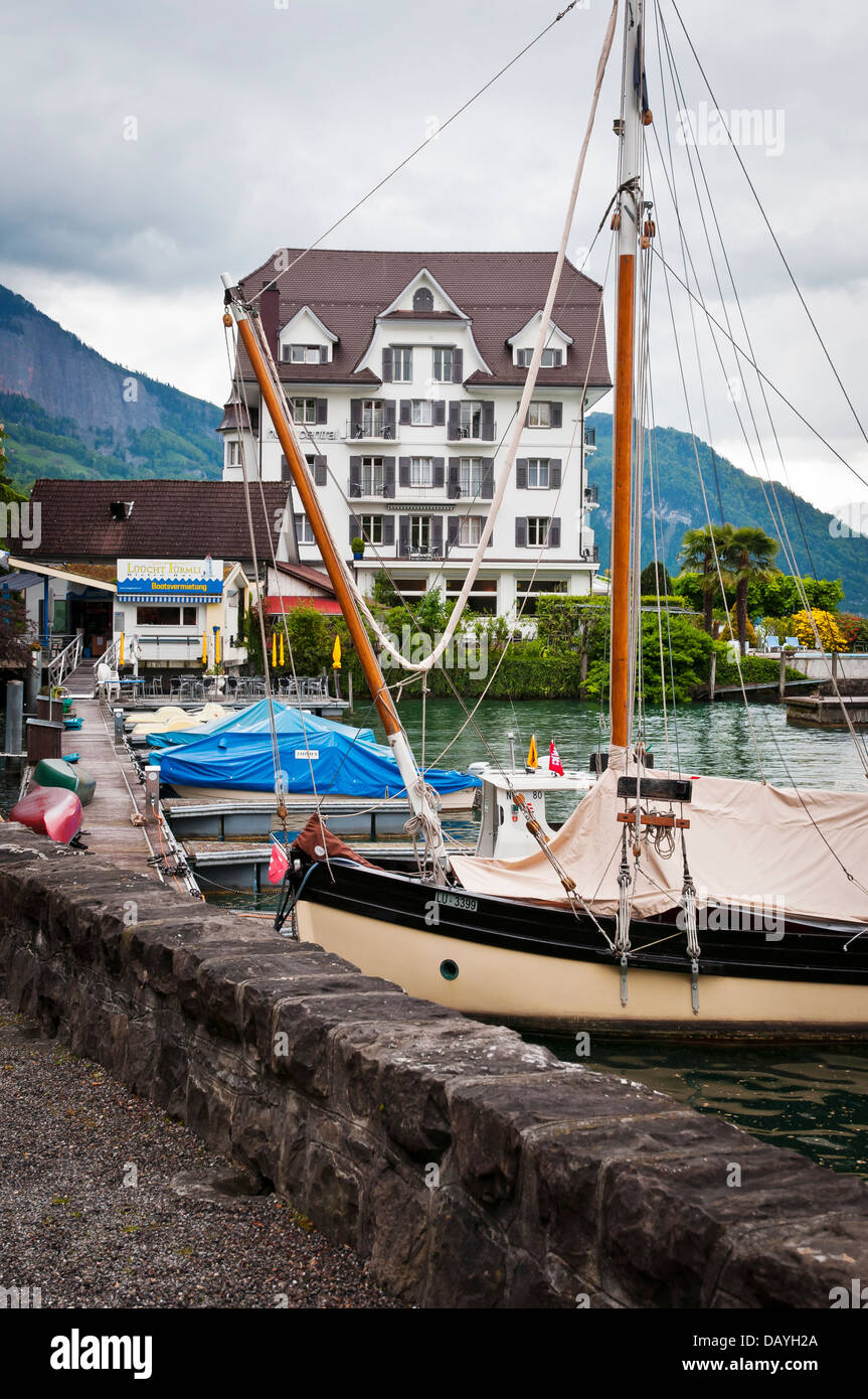 Pour l'amarrage des bateaux et yachts sur le lac de Lucerne, à proximité de l'hôtel, Weggis, Suisse Banque D'Images