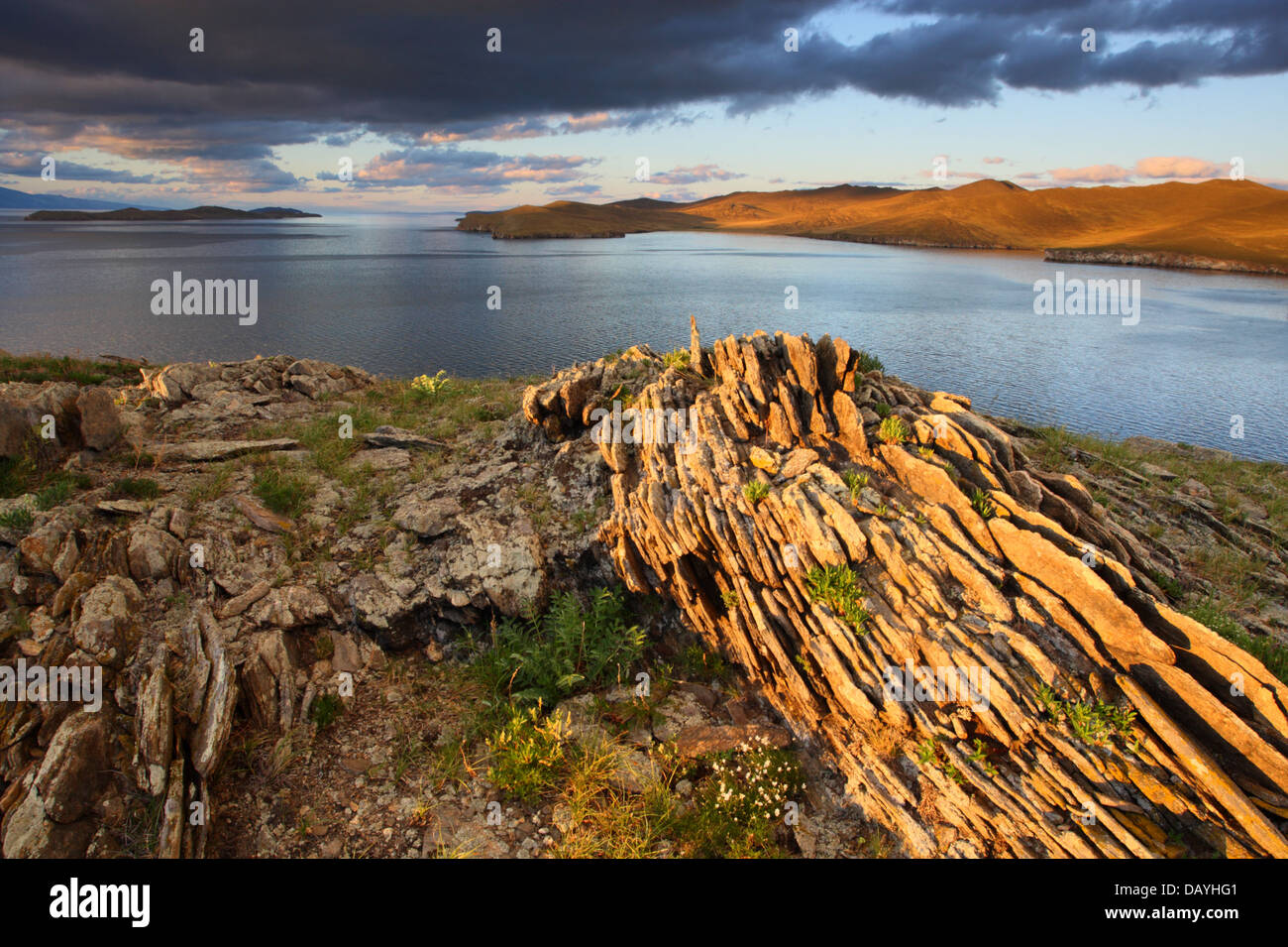 Vue de la petite Mer (Lac Baïkal) de l'île. Khibin La Sibérie, Russie Banque D'Images