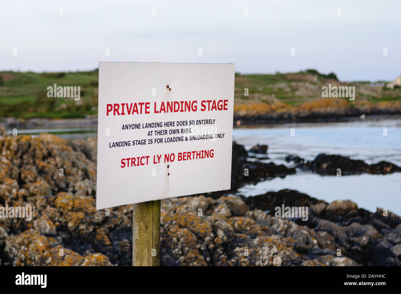 Inscription visiteurs avertissement à propos d'un embarcadère privé sur une côte rocheuse. Banque D'Images