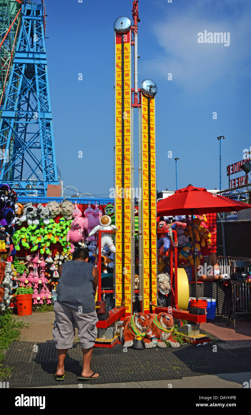 Épreuve de force à Coney Island à Brooklyn, New York Banque D'Images