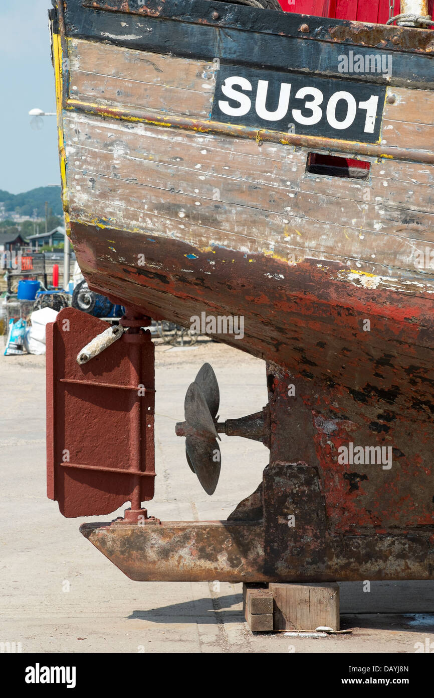Gouvernail et hélice de bateau de pêche britannique attaché à anode sacrificiels rudder Banque D'Images