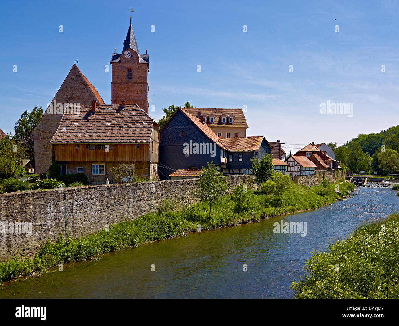 Église de Saint-barthélemy avec mur de la ville et de la rivière Werra, Themar, Thuringe, Allemagne Banque D'Images