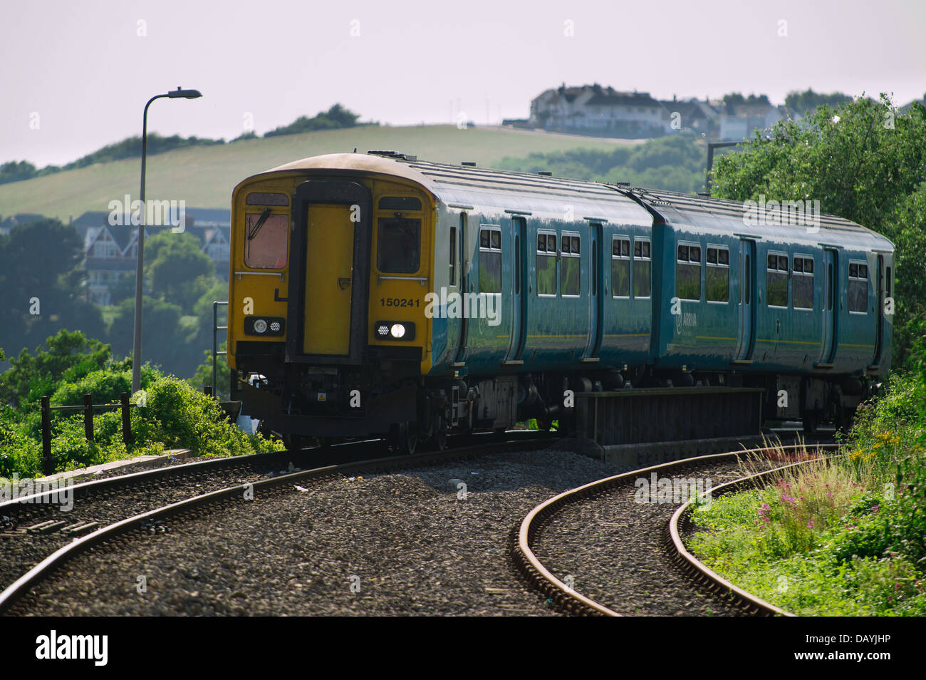 Un train Arriva Trains Wales en tirant Barry Island Park. Banque D'Images