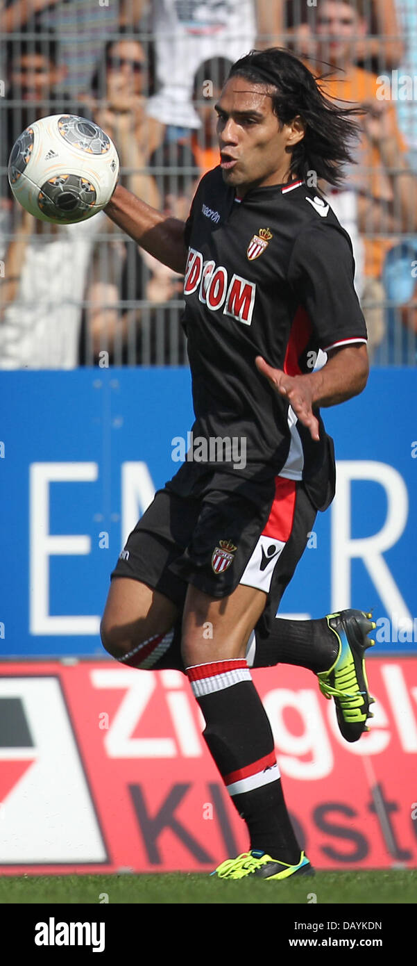 Memmingen, Allemagne. 20 juillet, 2013. Joueur de Monaco Radamel Falcao en action au cours de la test-match de foot entre FC Augsburg et que Monaco à Memmingen, Allemagne, 20 juillet 2013. Photo : Karl-Josef Opim/dpa/Alamy Live News Banque D'Images