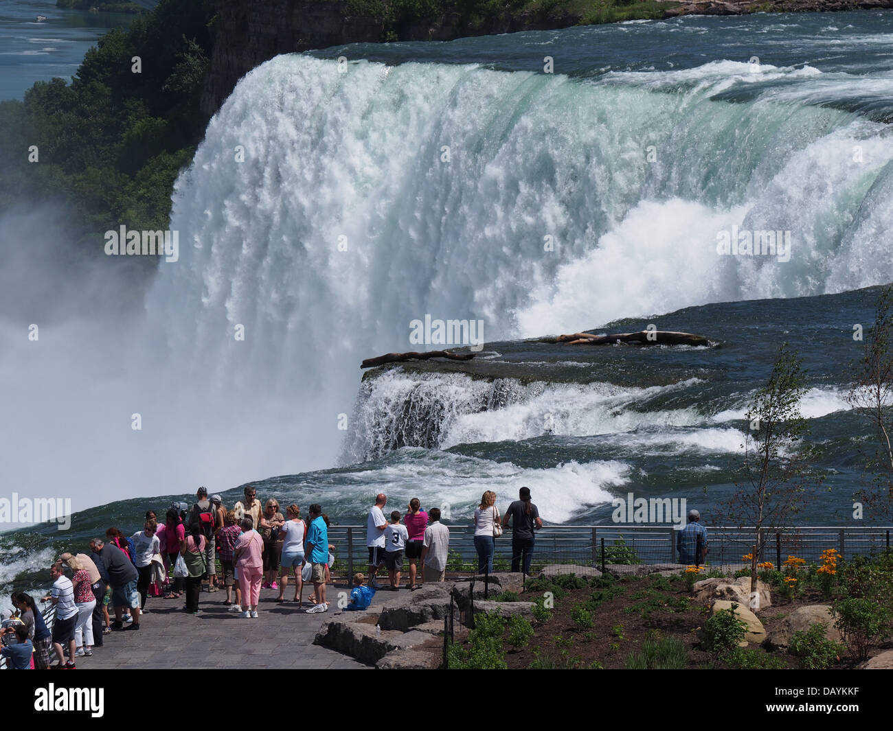 Niagara Falls, edge, libre. Cascade, rivière, Goat Island, affichage, plate-forme, les touristes, les American falls Banque D'Images