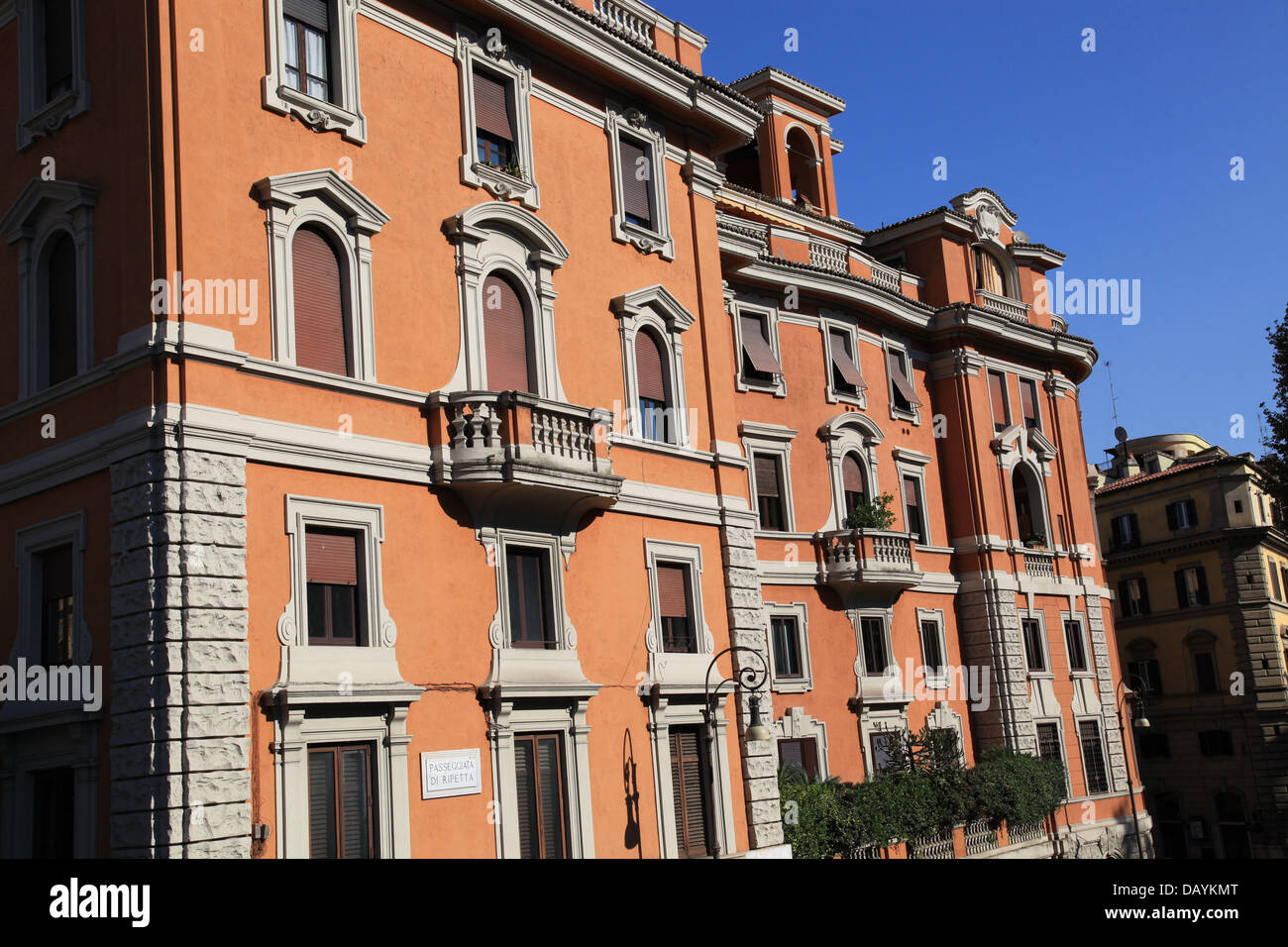 Façade de couleur pastel Rome apartment building Banque D'Images