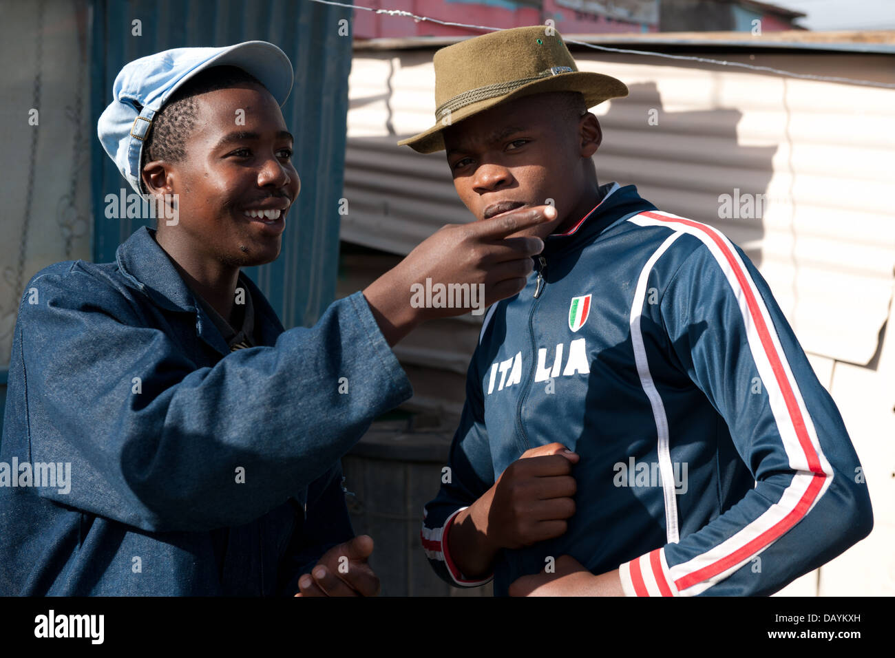Les garçons, Khayelitsha township, Cape Town, Afrique du Sud Banque D'Images